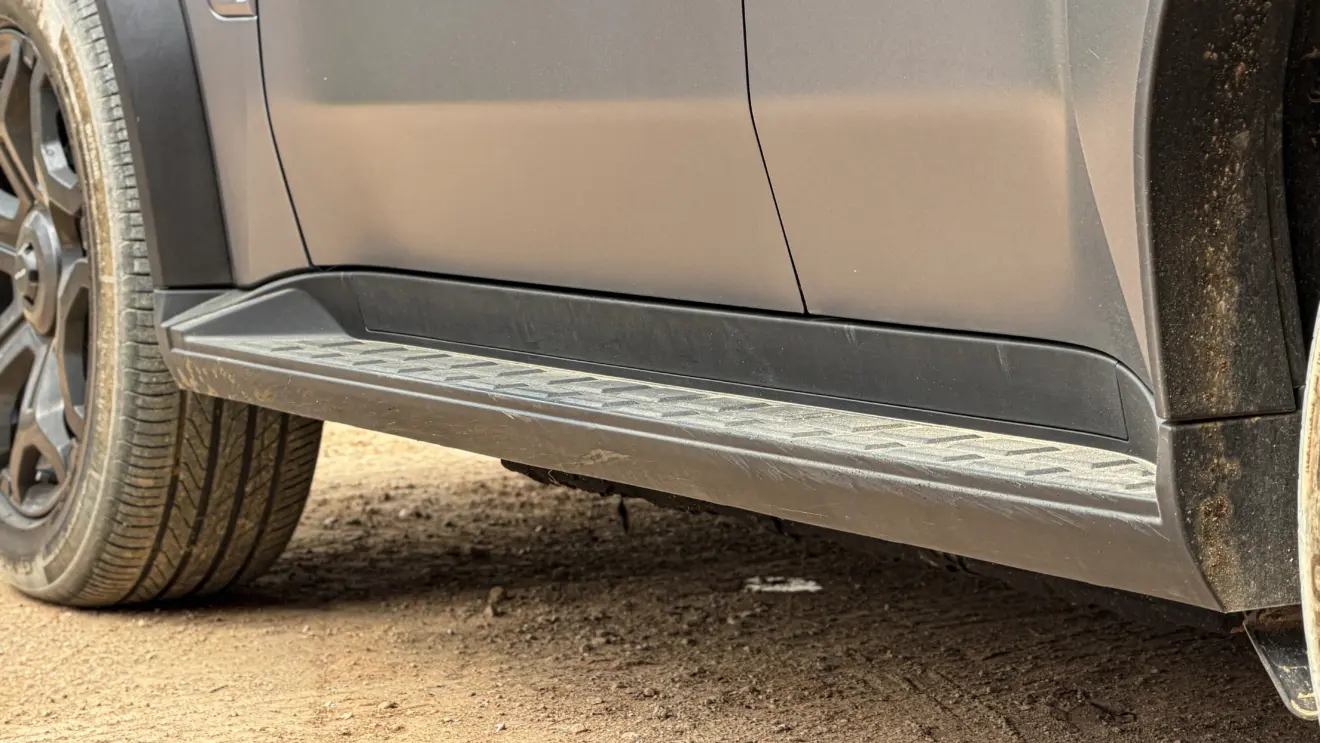 Jetour T2 4x4 XWD na cor Prata Veneer parado na terra estático