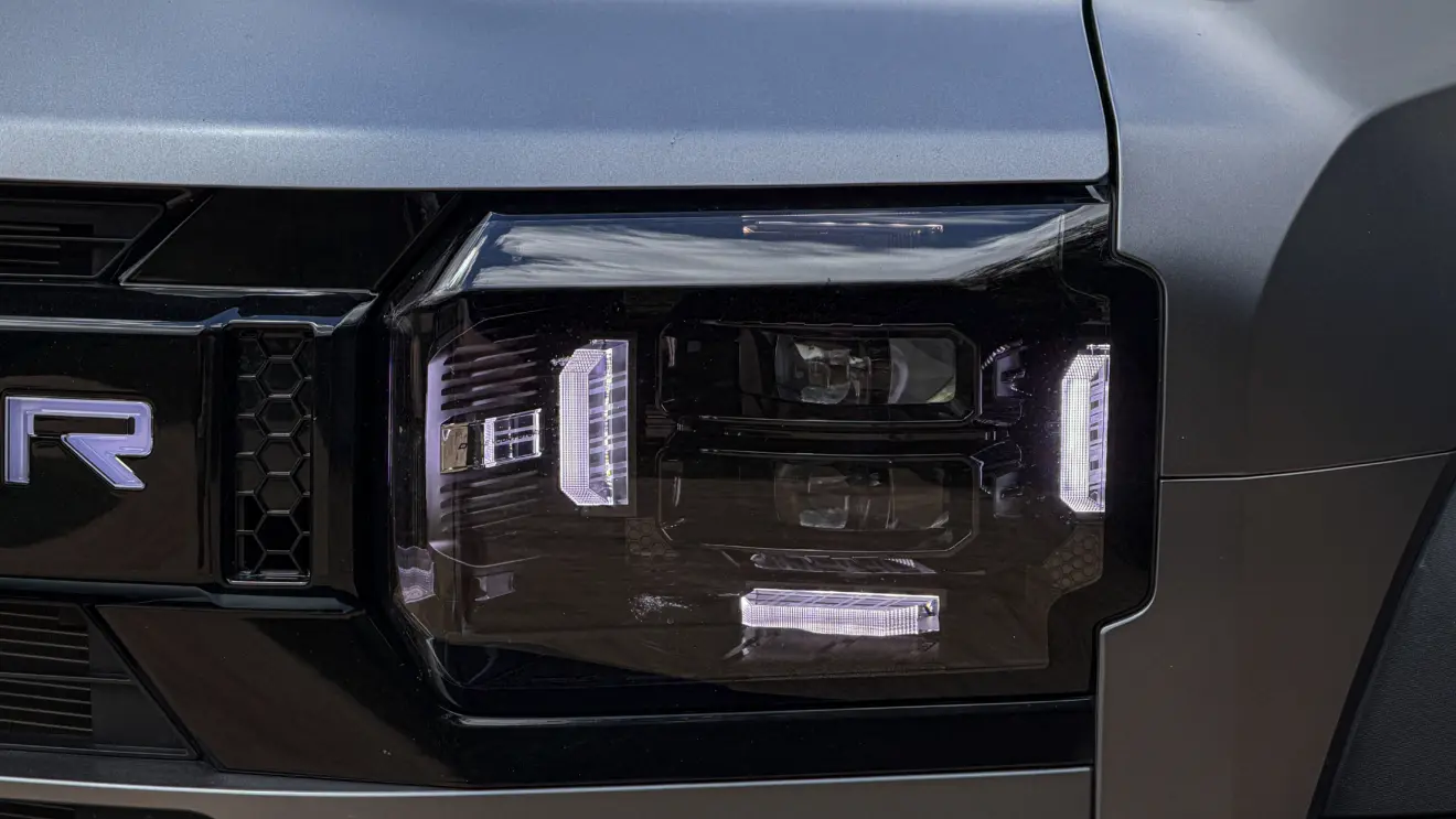 Jetour T2 4x4 XWD na cor Prata Veneer parado na terra estático e detalhes