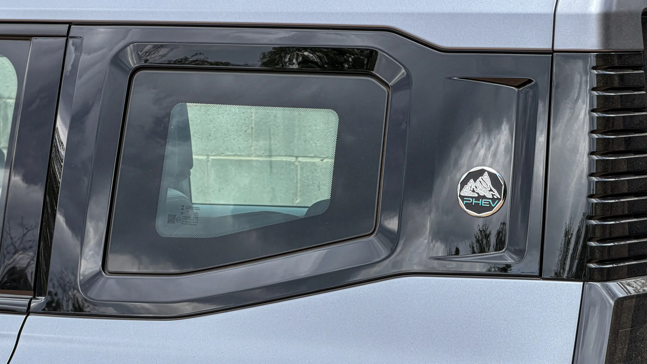 Jetour T2 4x4 XWD na cor Prata Veneer parado na terra estático e detalhes
