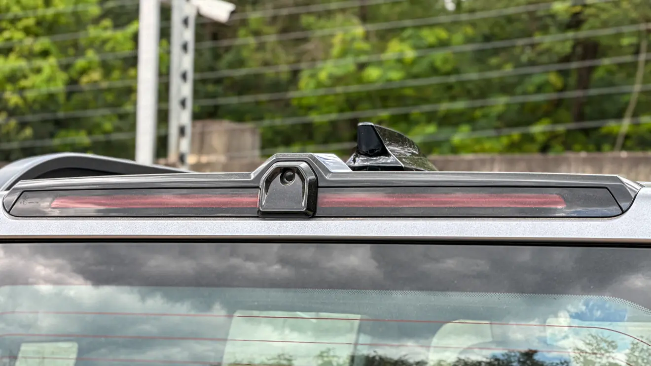 Jetour T2 4x4 XWD na cor Prata Veneer parado na terra estático e detalhes