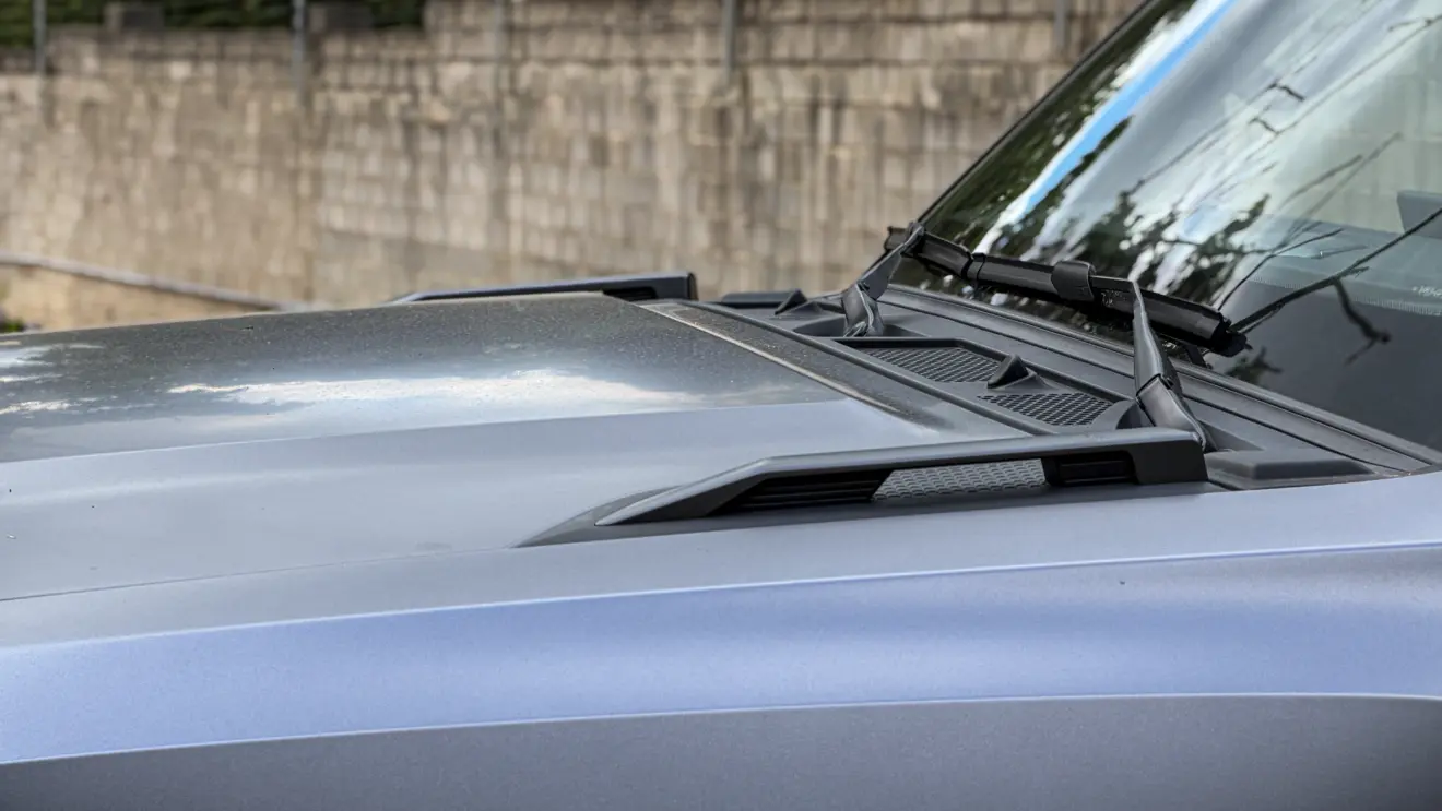 Jetour T2 4x4 XWD na cor Prata Veneer parado na terra estático e detalhes