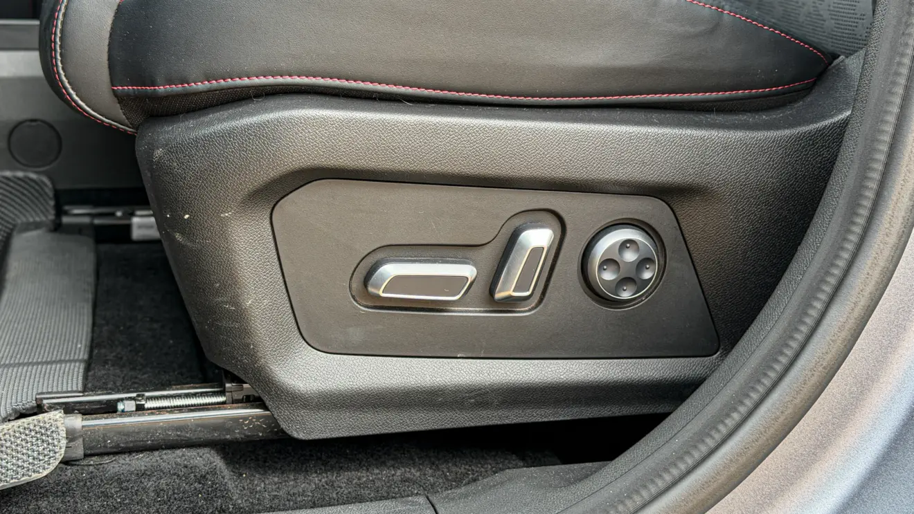 Jetour T2 4x4 XWD na cor Prata Veneer e seu interior de cabine para avaliação
