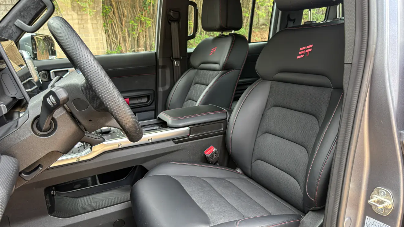 Jetour T2 4x4 XWD na cor Prata Veneer e seu interior de cabine para avaliação