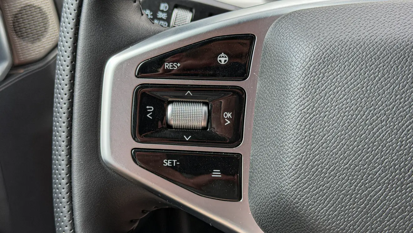 Jetour T2 4x4 XWD na cor Prata Veneer e seu interior de cabine para avaliação