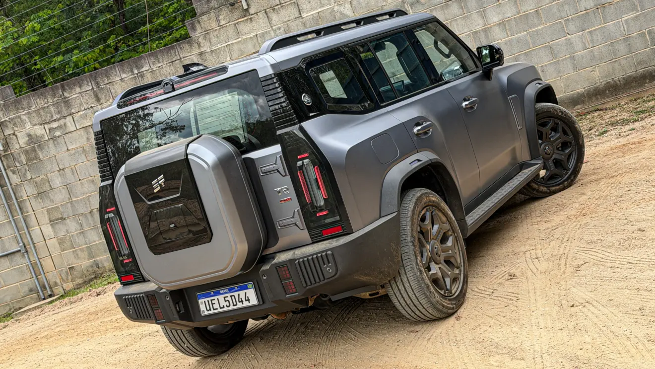 Jetour T2 4x4 XWD na cor Prata Veneer parado na terra estático