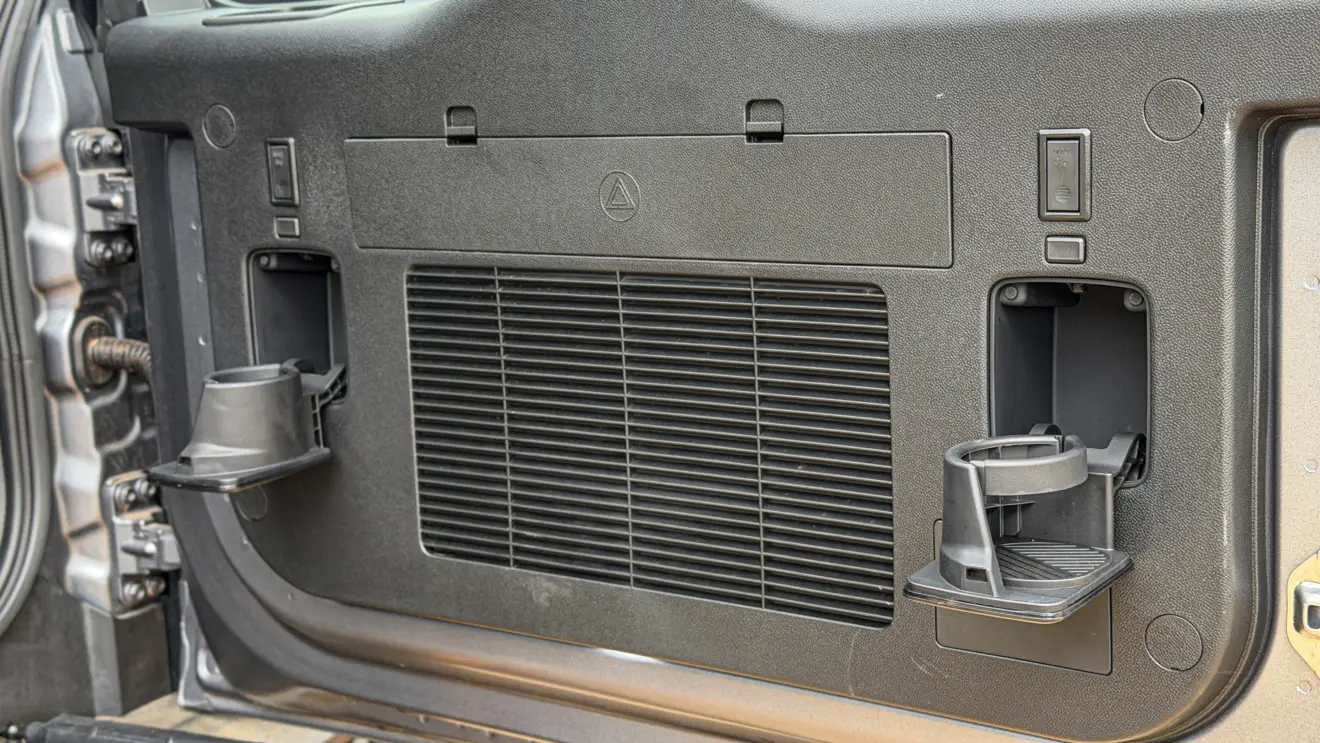 Jetour T2 4x4 XWD na cor Prata Veneer e seu interior de cabine para avaliação