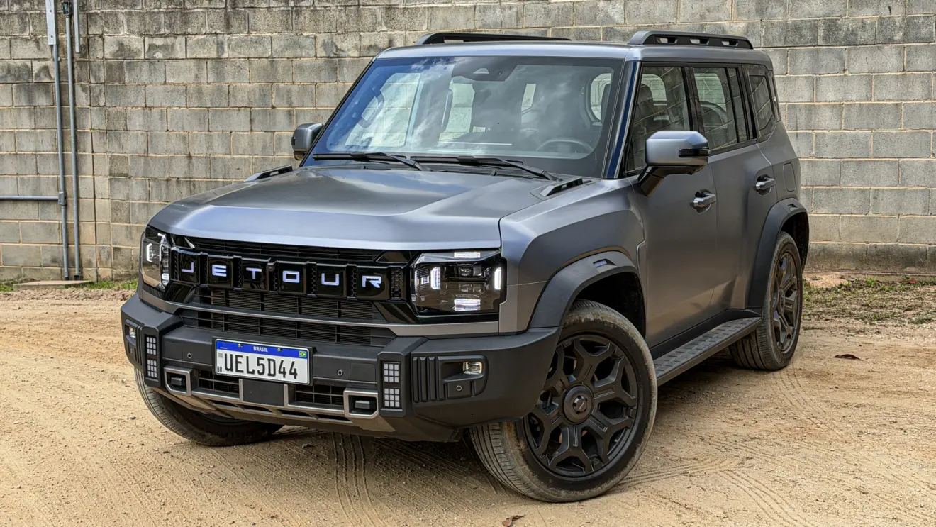 Jetour T2 4x4 XWD na cor Prata Veneer parado na terra estático