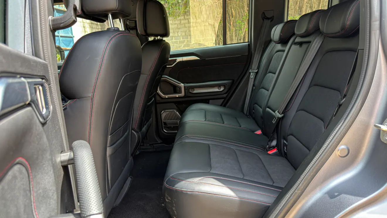 Jetour T2 4x4 XWD na cor Prata Veneer e seu interior de cabine para avaliação