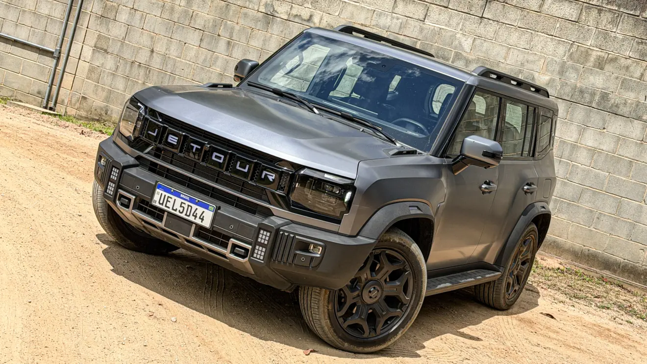 Jetour T2 4x4 XWD na cor Prata Veneer parado na terra estático