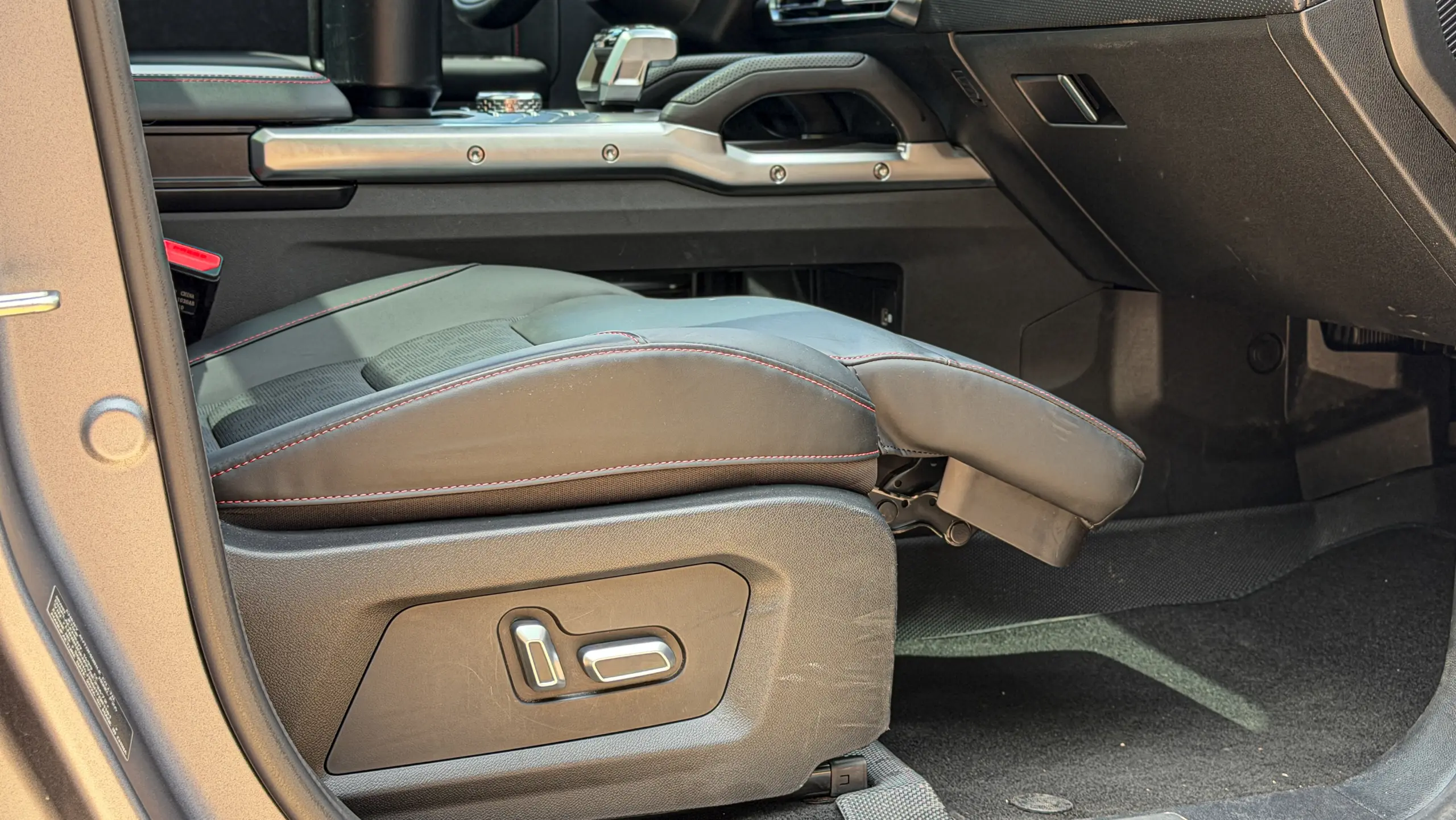 Jetour T2 4x4 XWD na cor Prata Veneer e seu interior de cabine para avaliação