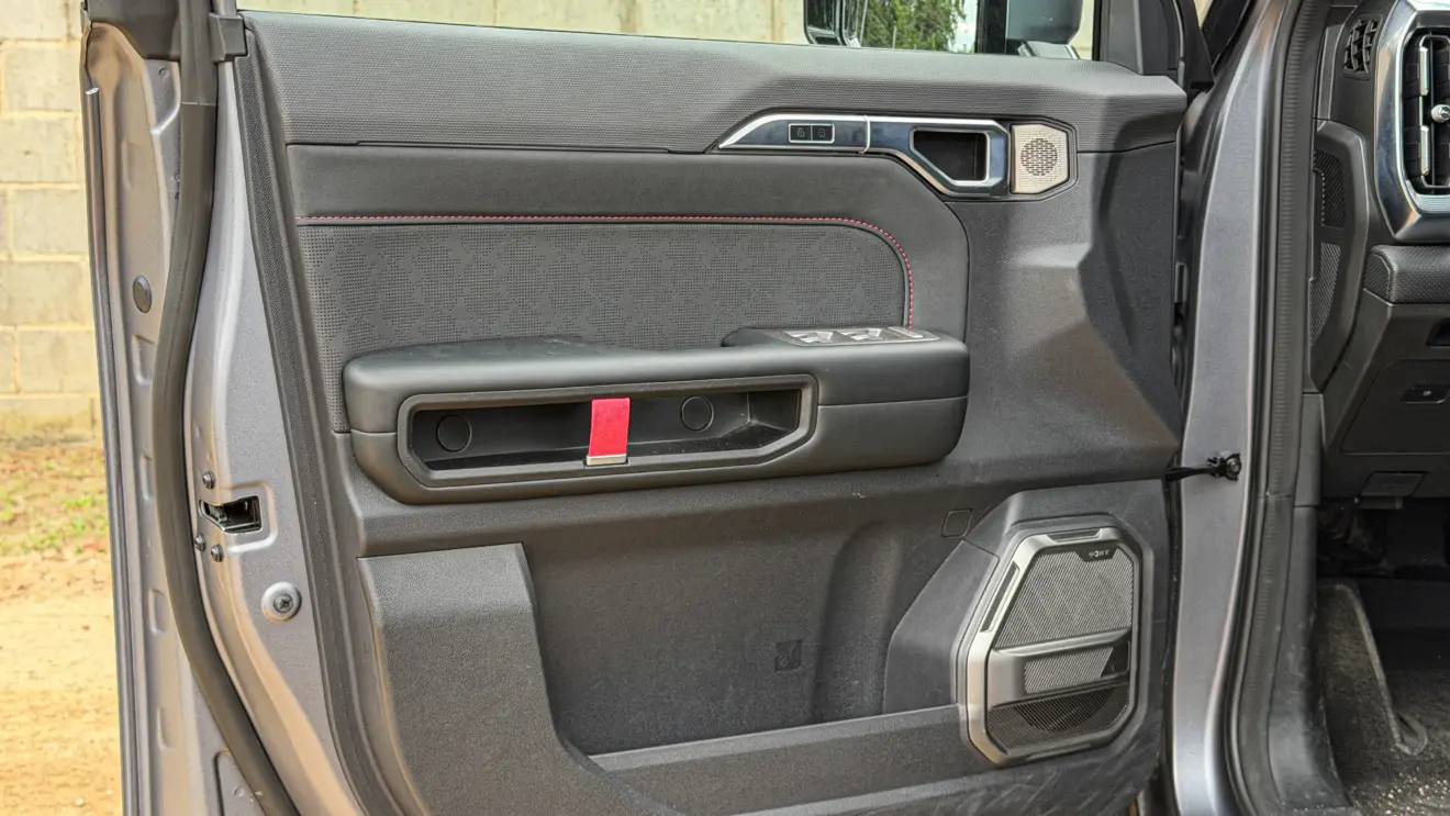 Jetour T2 4x4 XWD na cor Prata Veneer e seu interior de cabine para avaliação