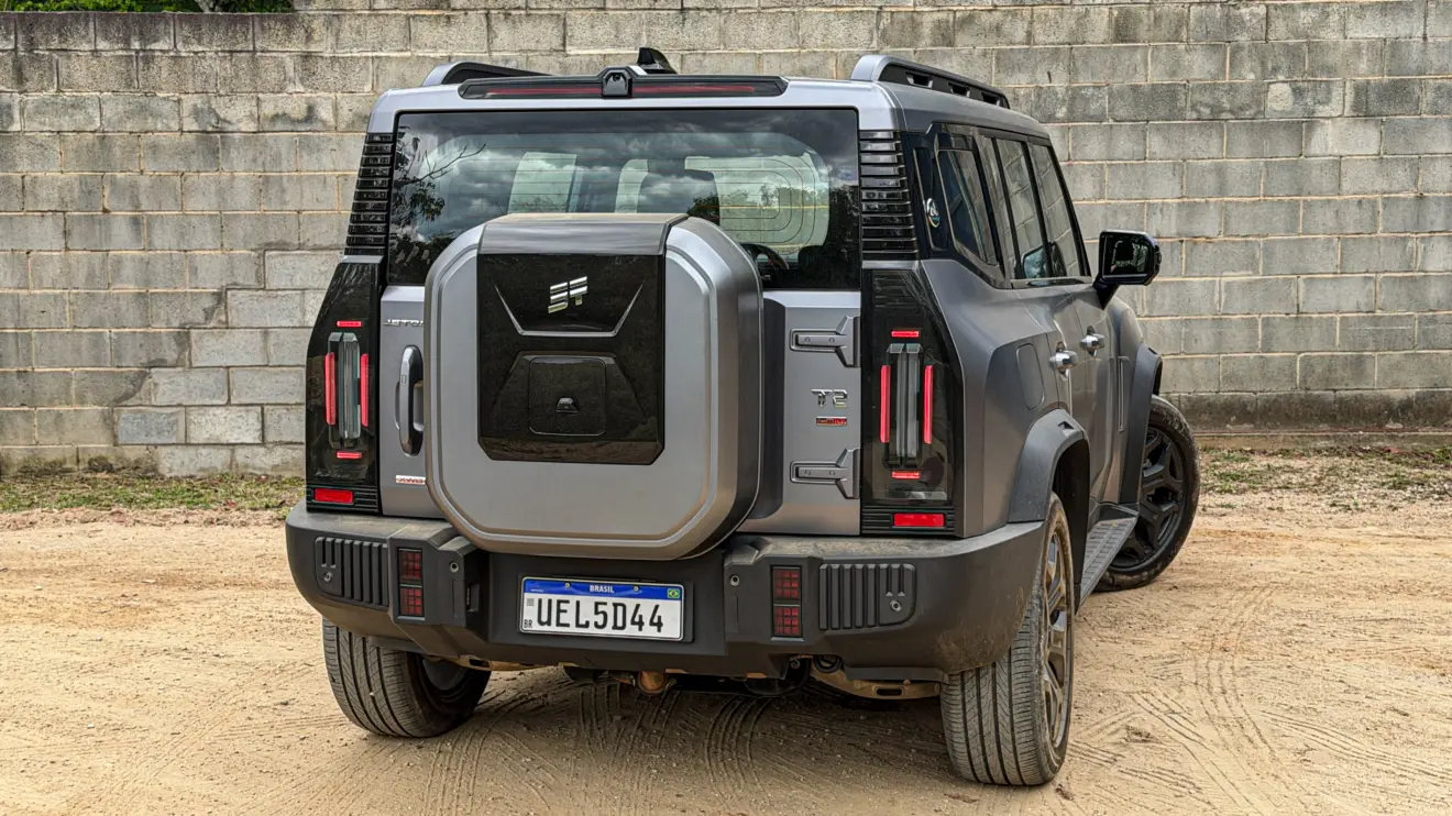 Jetour T2 4x4 XWD na cor Prata Veneer parado na terra estático