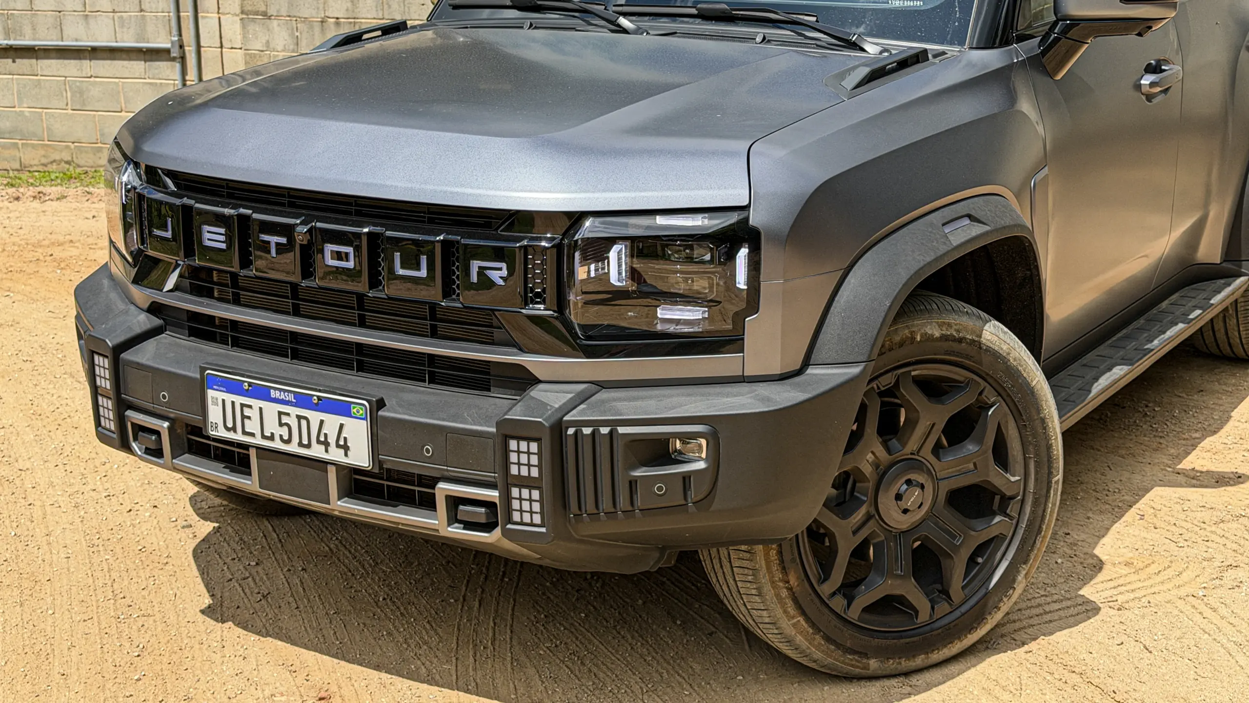 Jetour T2 4x4 XWD na cor Prata Veneer parado na terra estático