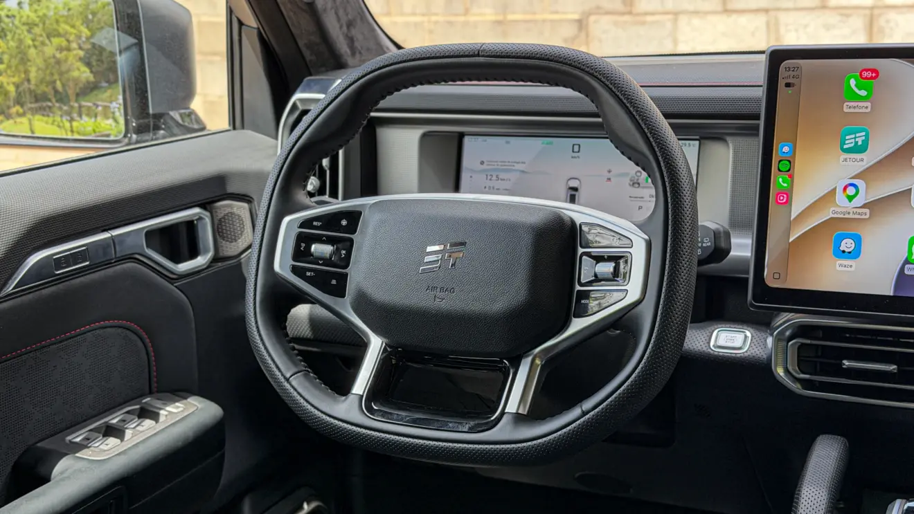 Jetour T2 4x4 XWD na cor Prata Veneer e seu interior de cabine para avaliação