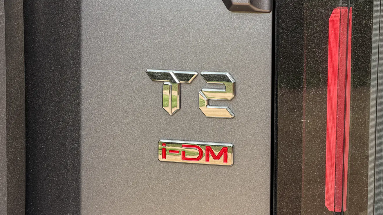 Jetour T2 4x4 XWD na cor Prata Veneer parado na terra estático e detalhes