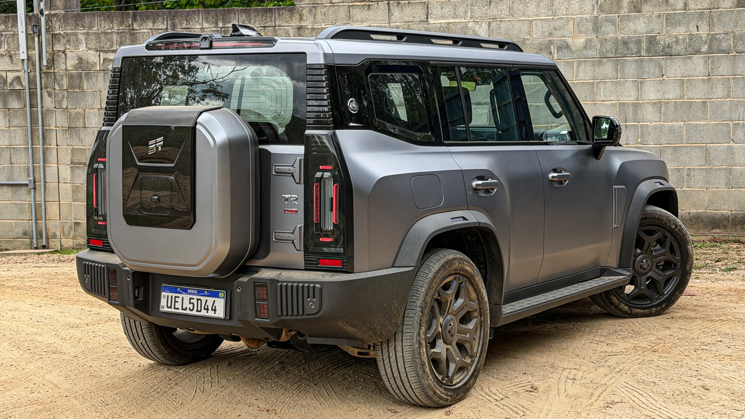 Jetour T2 4x4 XWD na cor Prata Veneer parado na terra estático