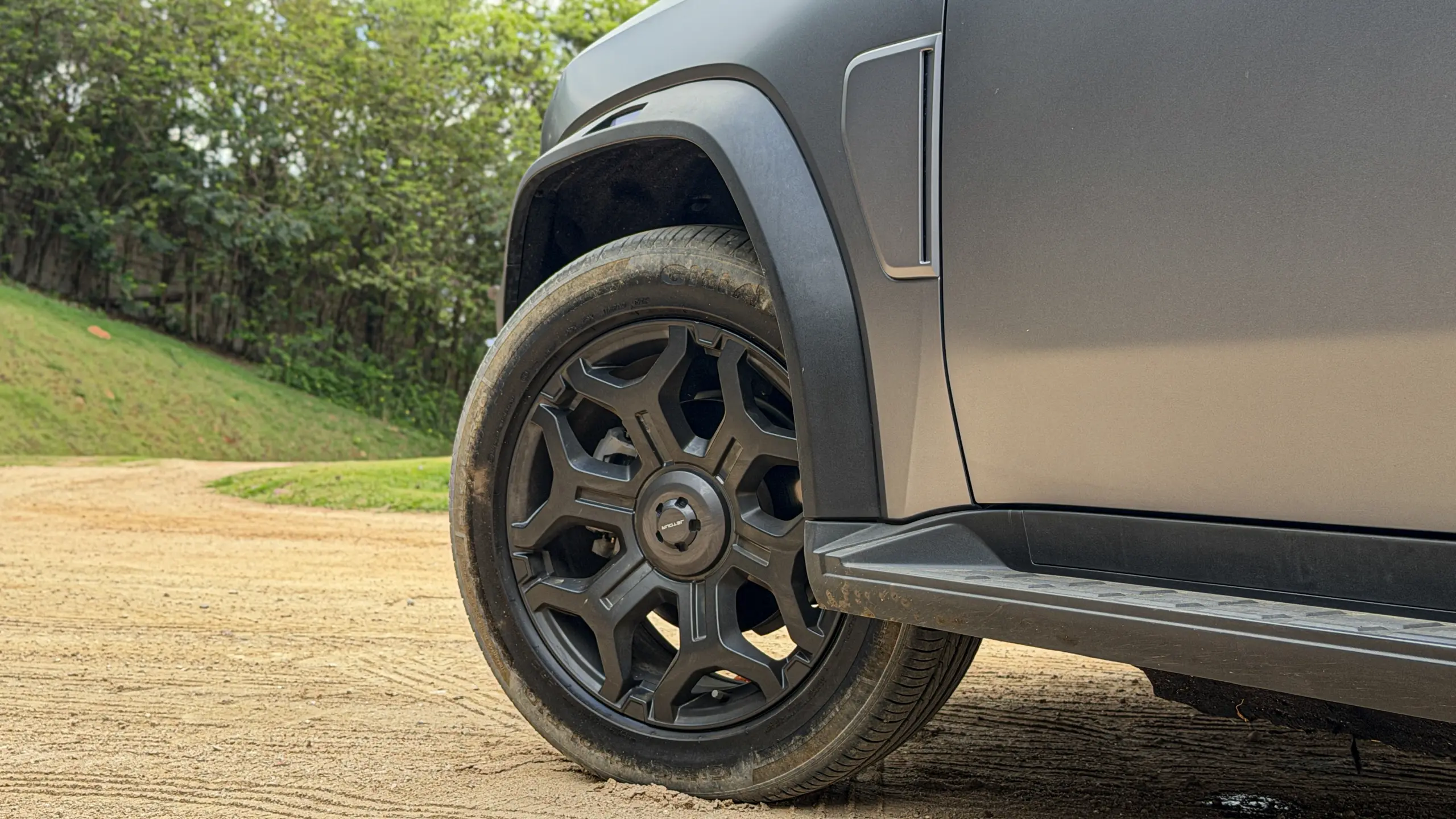 Jetour T2 4x4 XWD na cor Prata Veneer parado na terra estático
