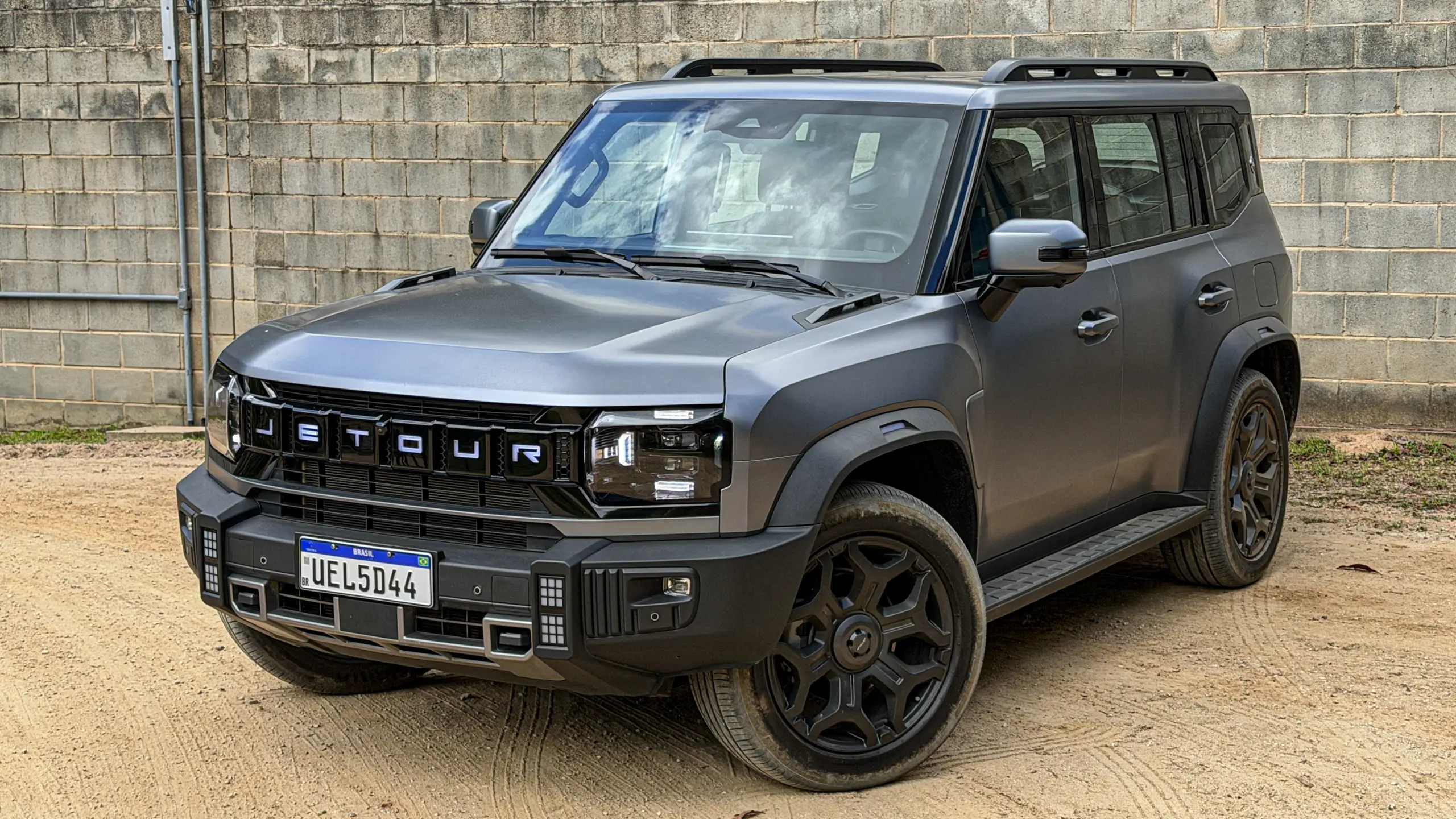 Jetour T2 4x4 XWD na cor Prata Veneer parado na terra estático