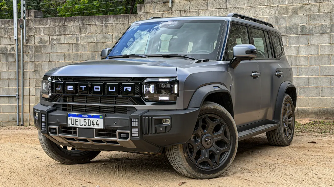Jetour T2 4x4 XWD na cor Prata Veneer parado na terra estático