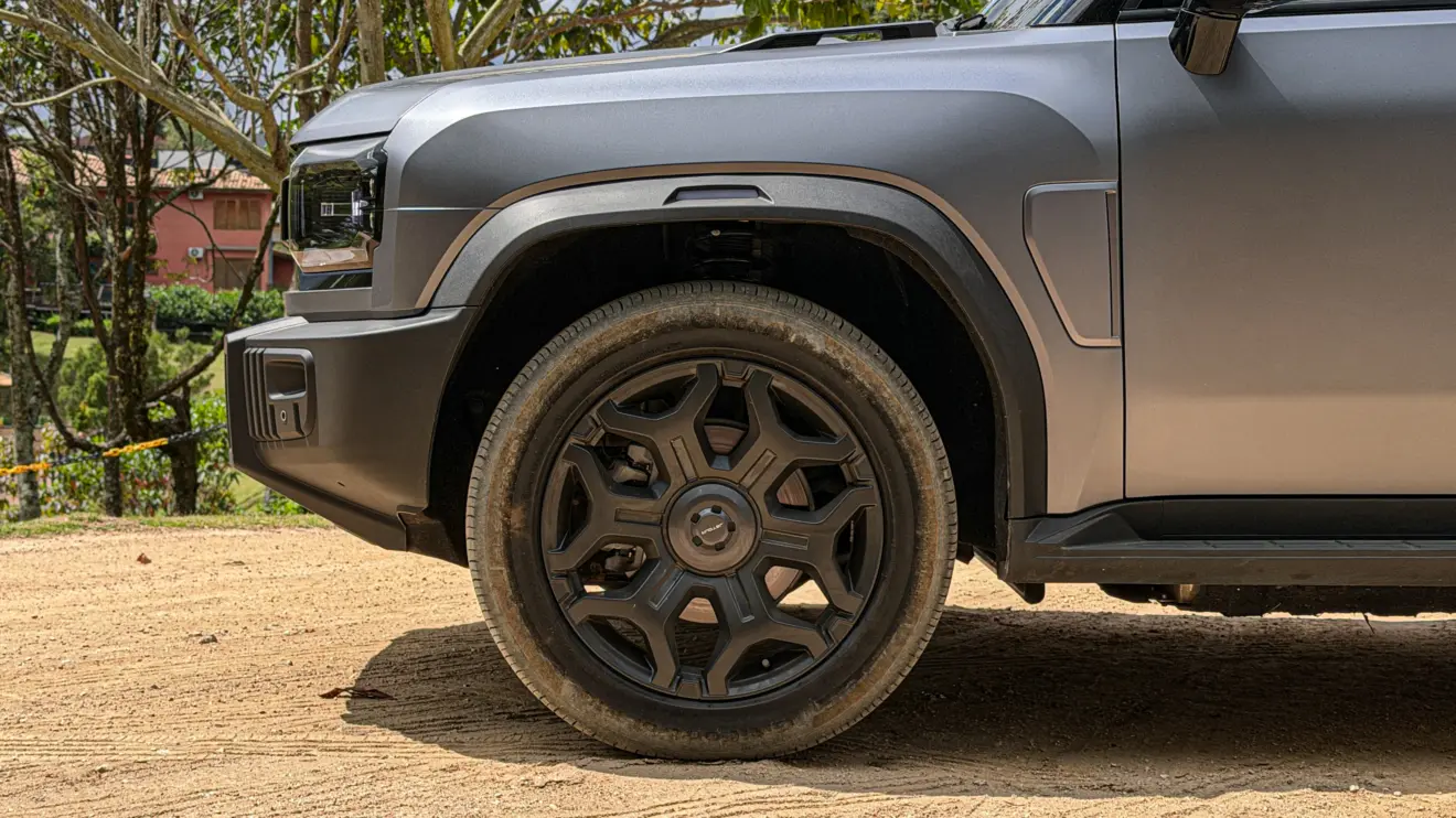 Jetour T2 4x4 XWD na cor Prata Veneer parado na terra estático