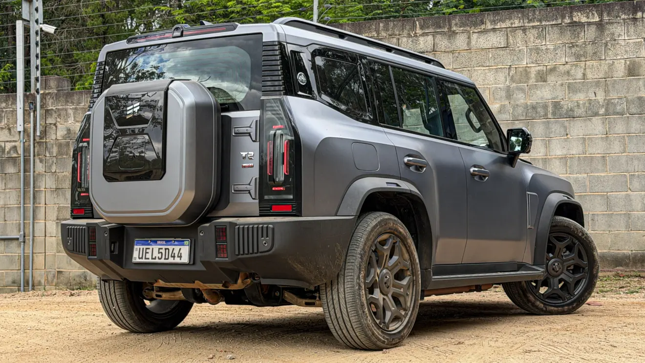 Jetour T2 4x4 XWD na cor Prata Veneer parado na terra estático