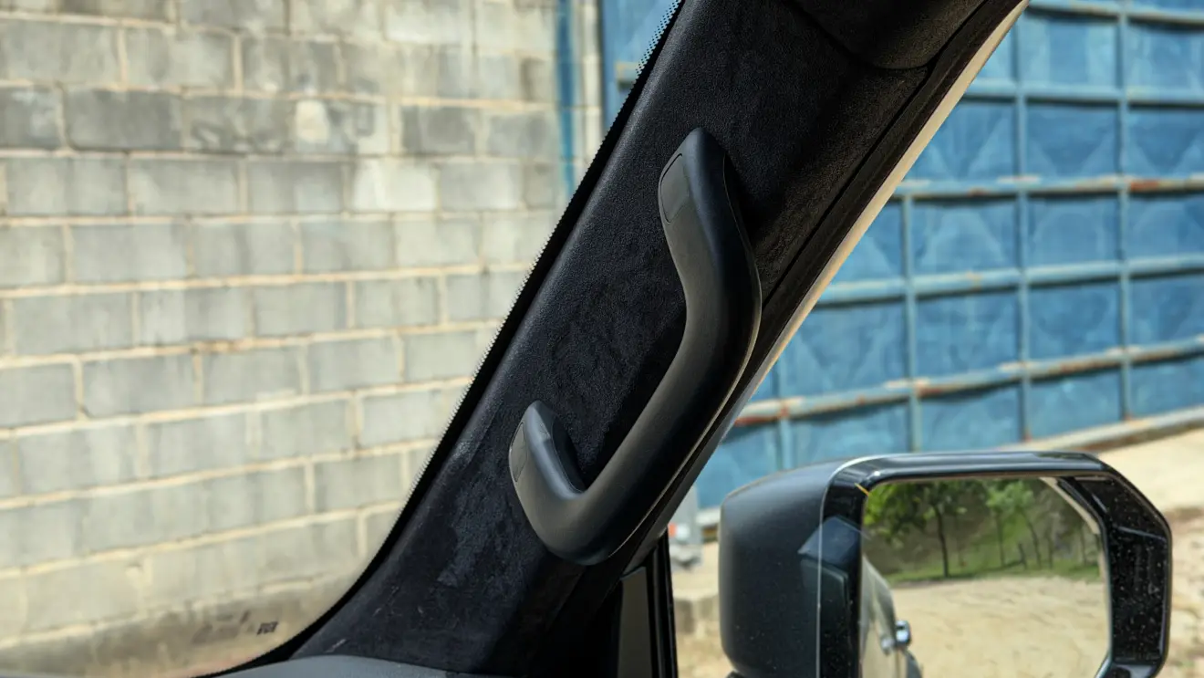 Jetour T2 4x4 XWD na cor Prata Veneer e seu interior de cabine para avaliação