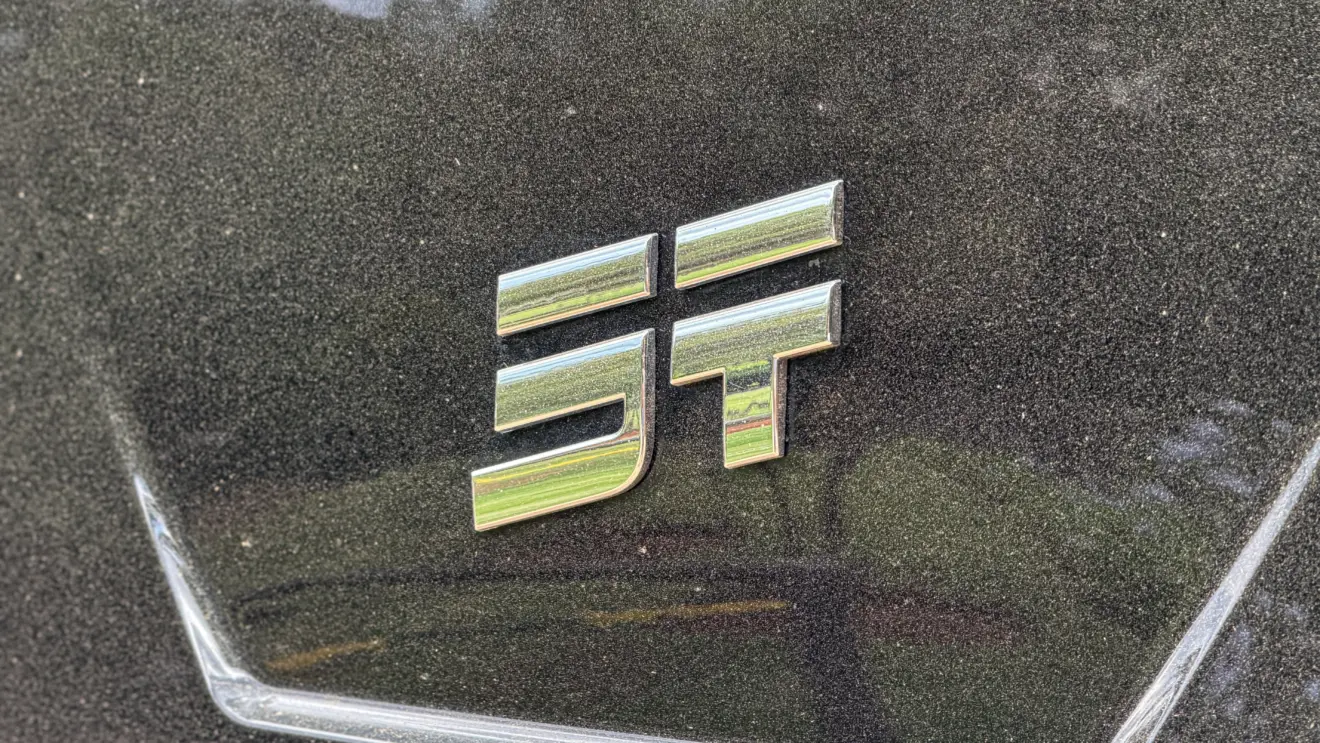 Jetour T2 4x4 XWD na cor Prata Veneer parado na terra estático e detalhes
