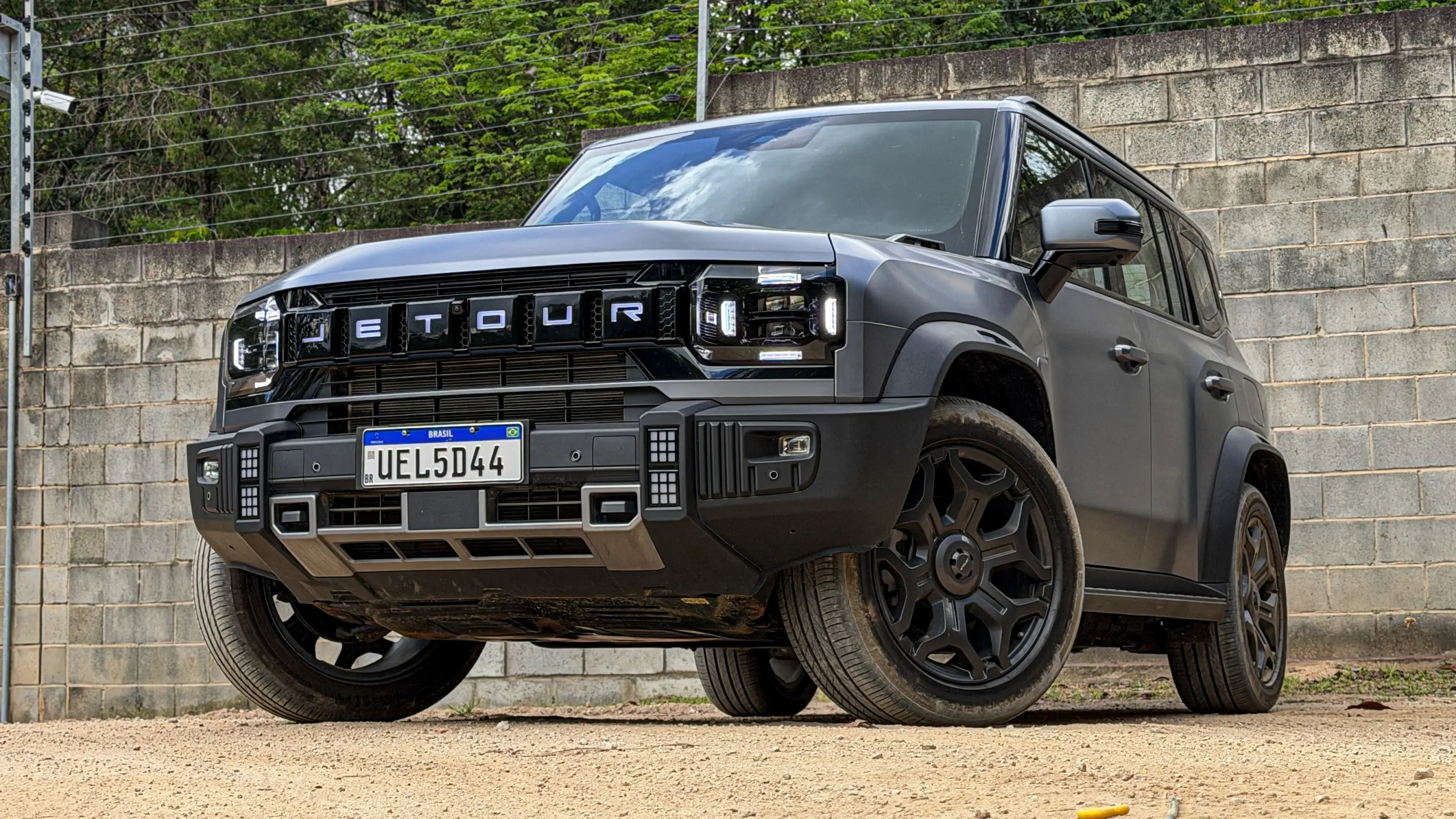 Jetour T2 4x4 XWD na cor Prata Veneer parado na terra estático