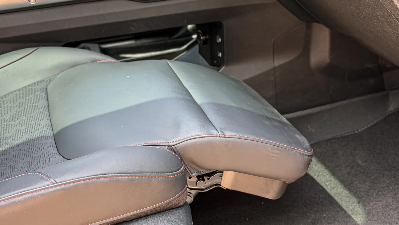 Jetour T2 4x4 XWD na cor Prata Veneer e seu interior de cabine para avaliação