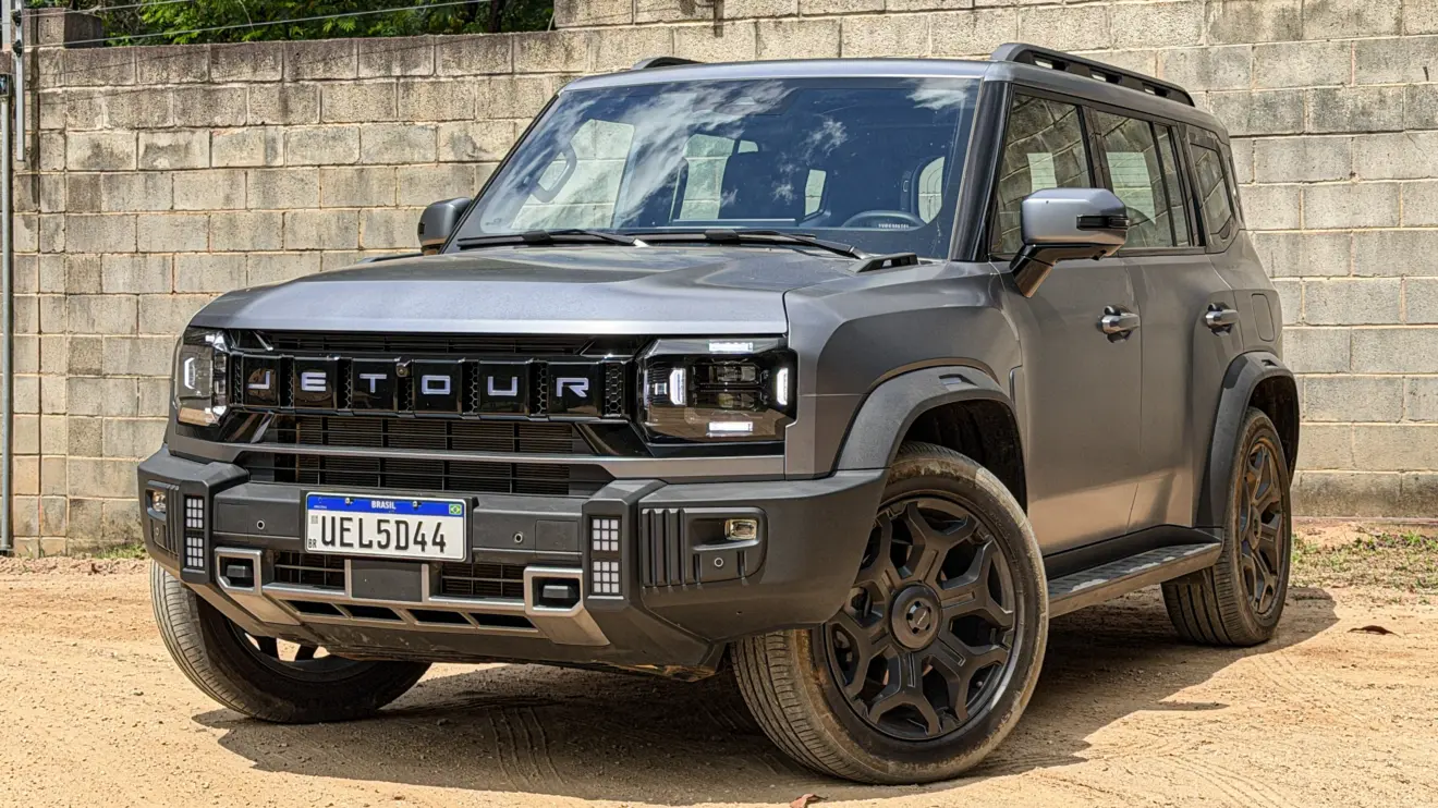 Jetour T2 4x4 XWD na cor Prata Veneer parado na terra estático