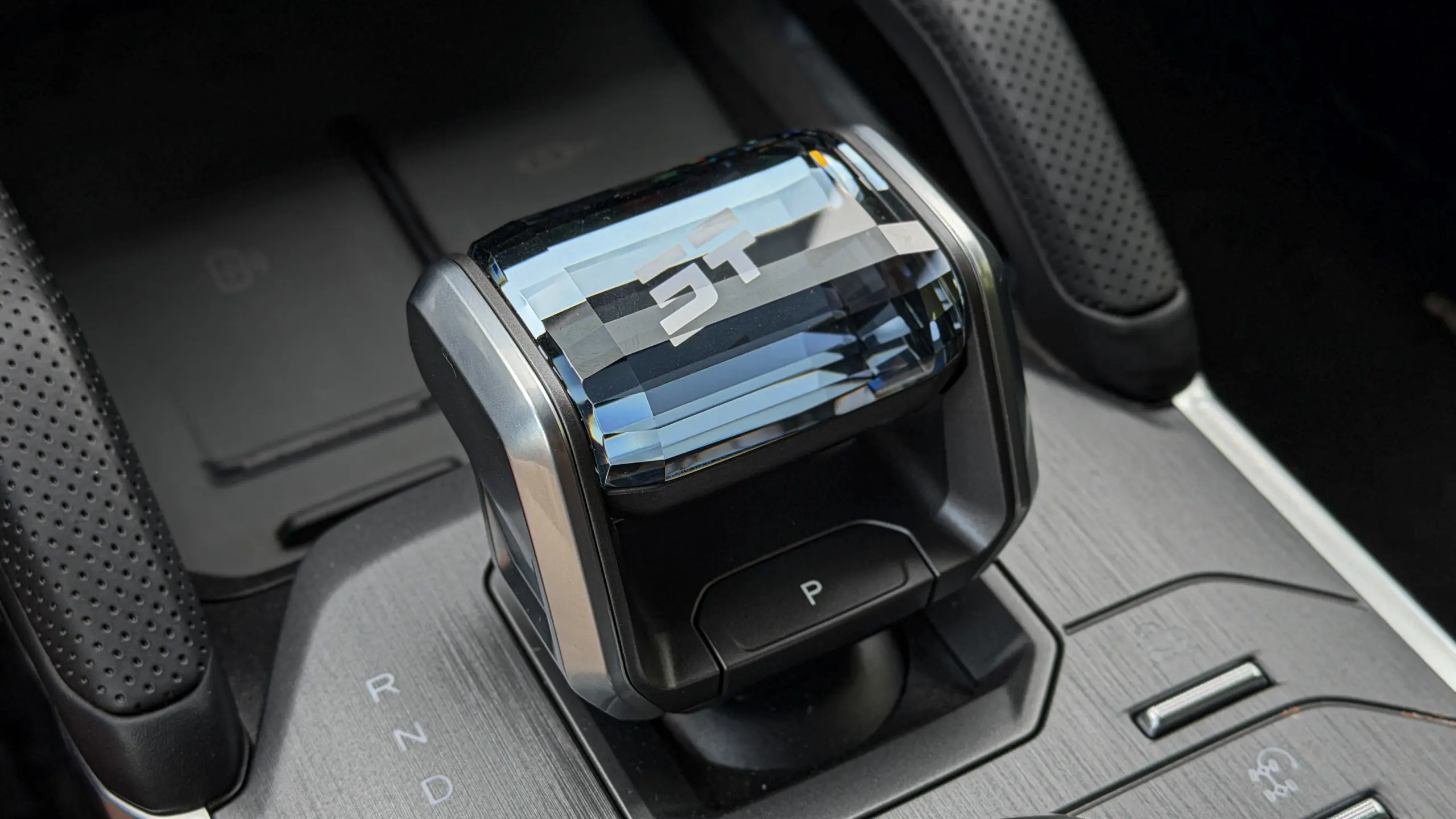 Jetour T2 4x4 XWD na cor Prata Veneer e seu interior de cabine para avaliação