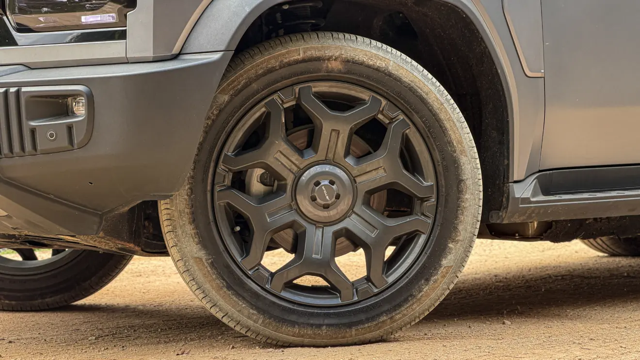 Jetour T2 4x4 XWD na cor Prata Veneer parado na terra estático
