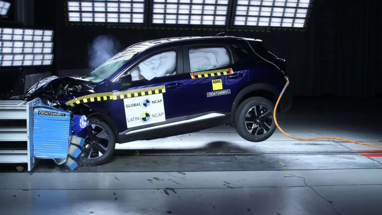Nissan Kicks azul no Latin NCAP em colisão frontal