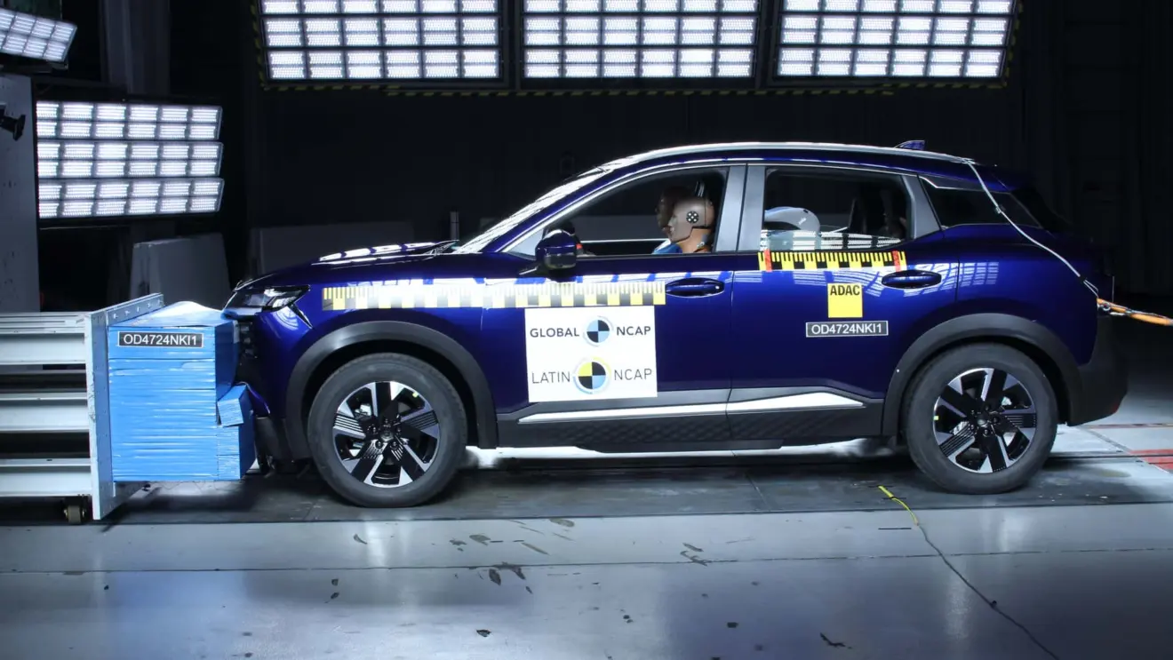 Nissan Kicks azul no Latin NCAP em colisão frontal
