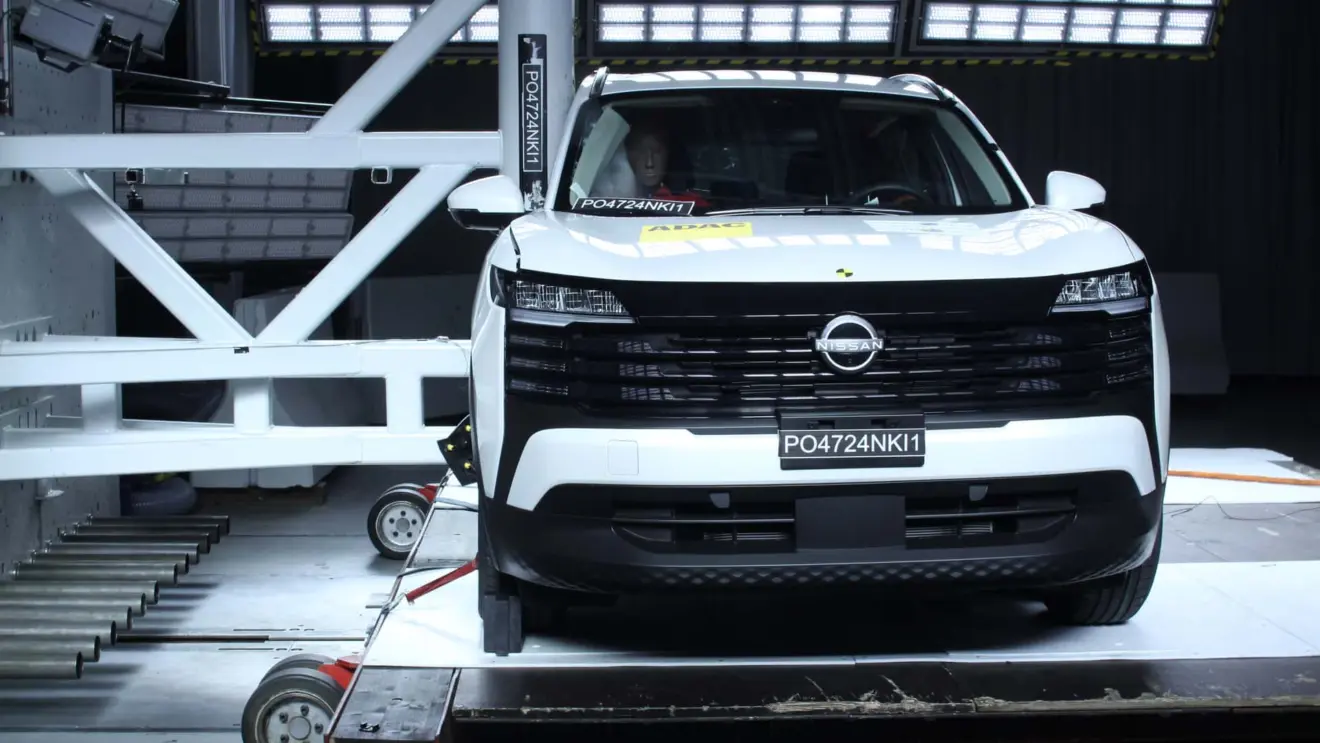 Nissan Kicks branco no Latin NCAP em colisão lateral