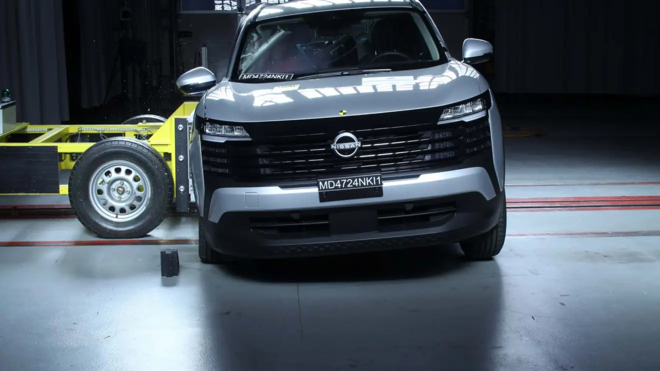 Nissan Kicks cinza no Latin NCAP em colisão lateral
