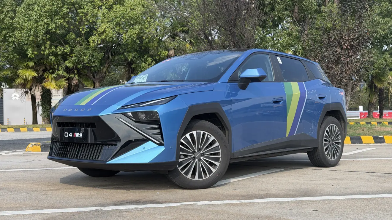 Omoda 4 na cor azul estático
