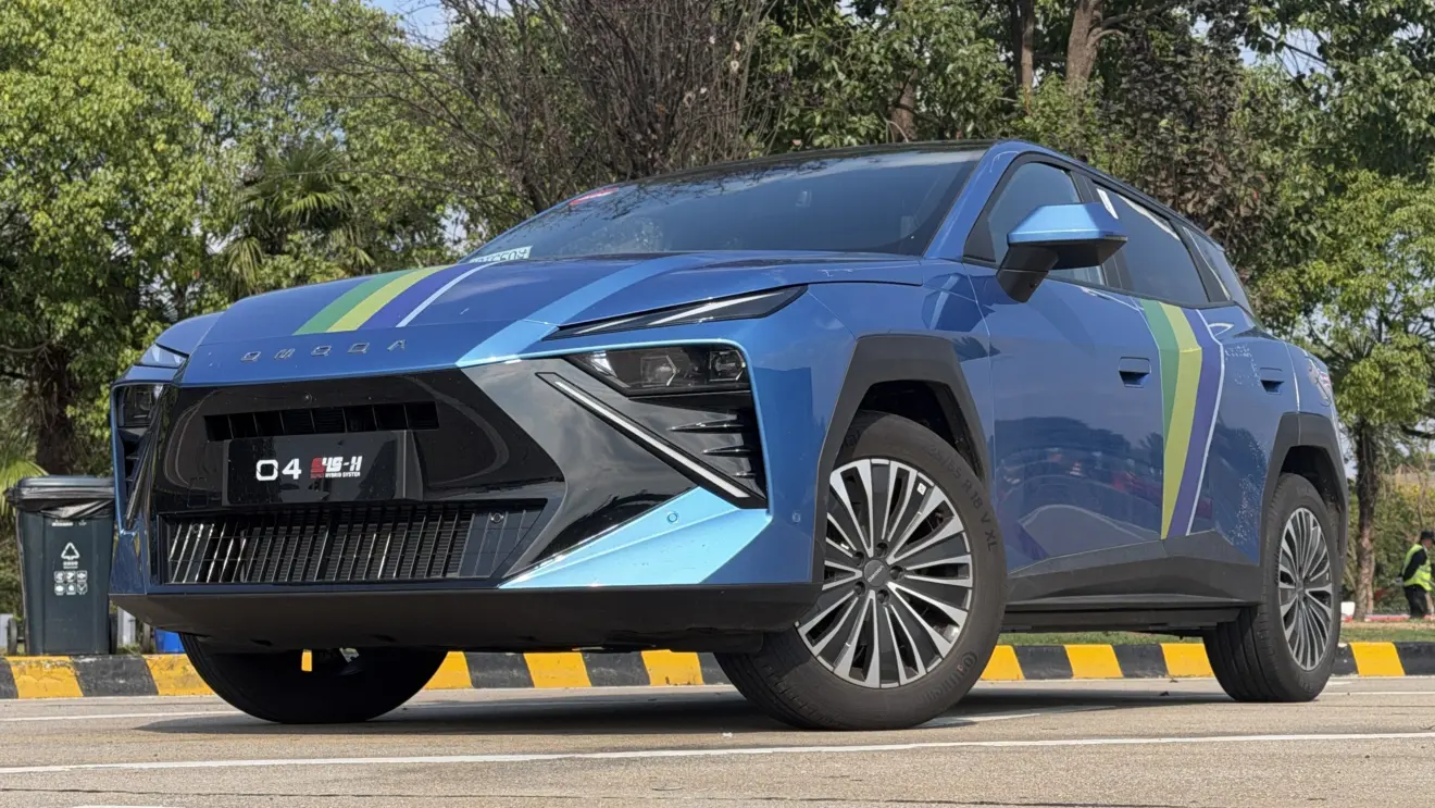 Omoda 4 na cor azul estático