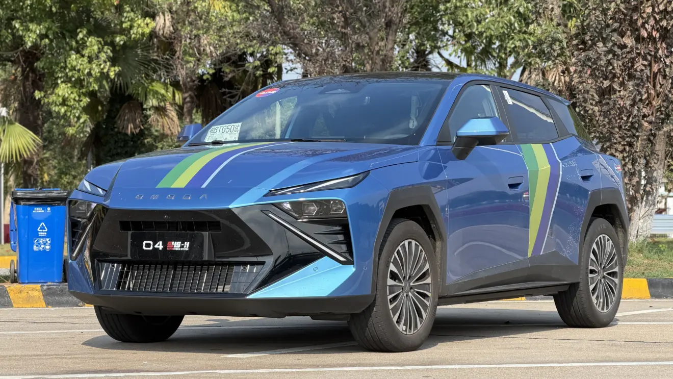 Omoda 4 na cor azul estático