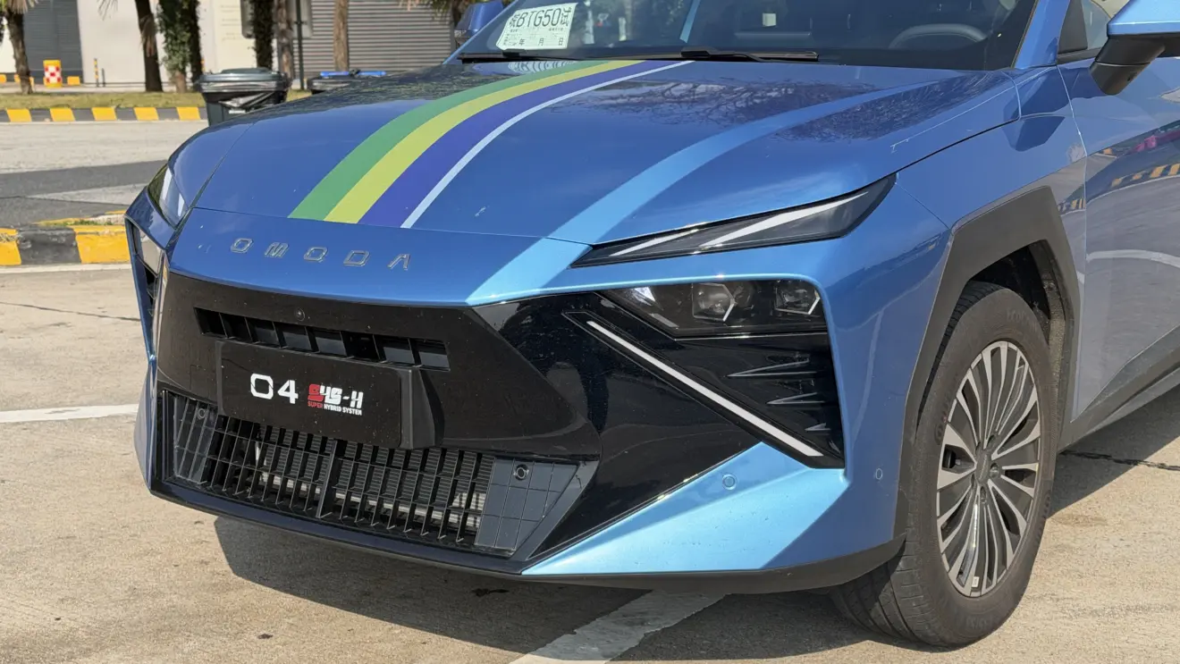 Omoda 4 na cor azul estático