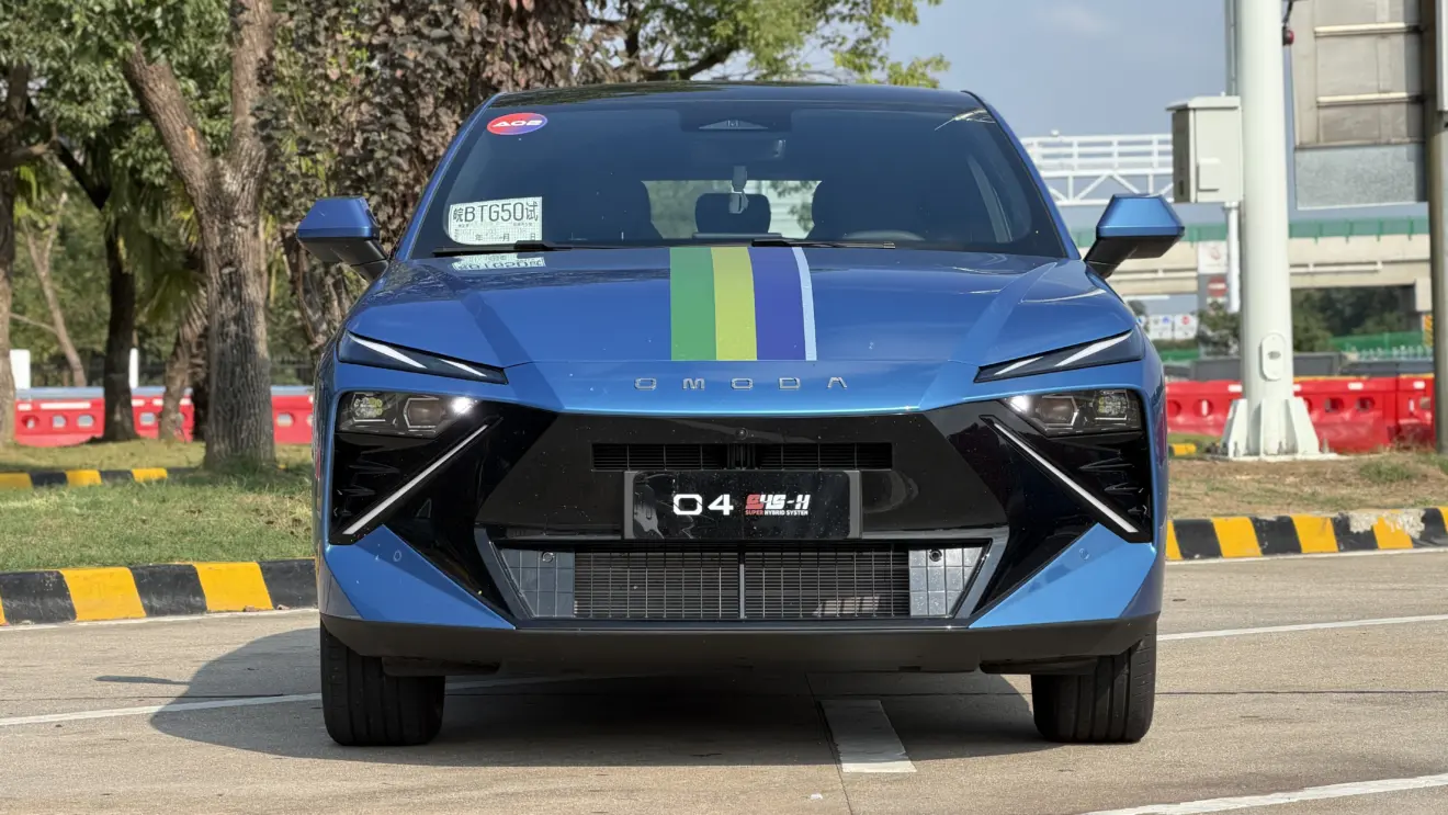 Omoda 4 na cor azul estático