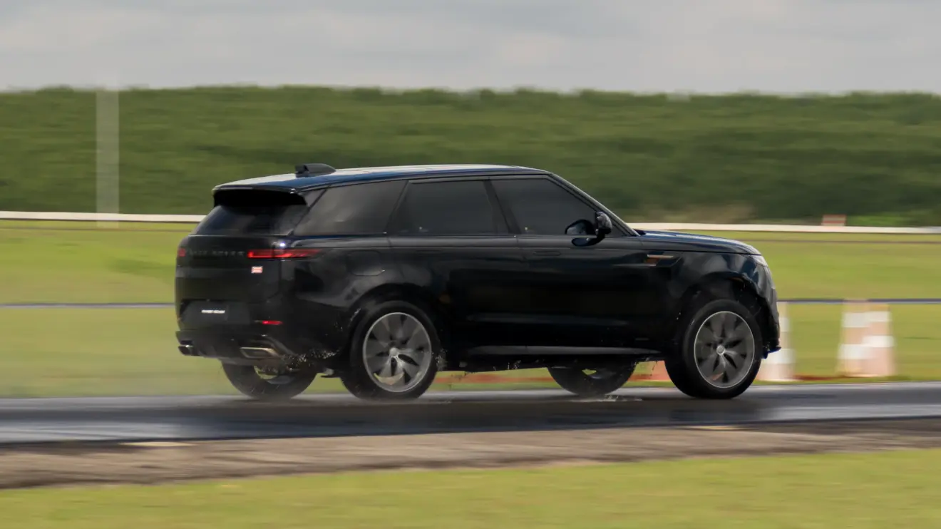 Range Rover Sport Dynamic preto em movimento na pista