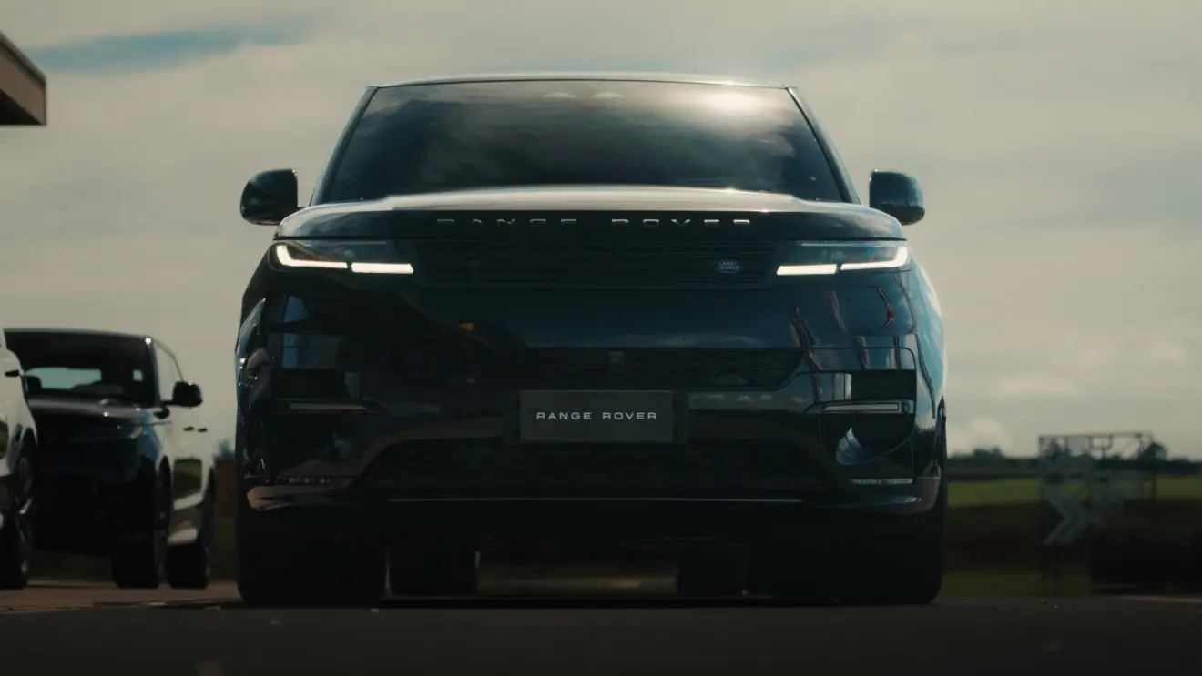 Range Rover Sport Dynamic preto em movimento na pista