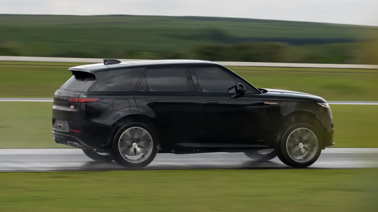Range Rover Sport Dynamic preto em movimento na pista