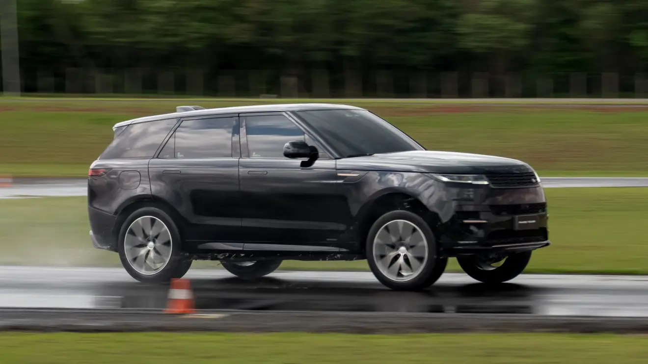 Range Rover Sport Dynamic preto em movimento na pista
