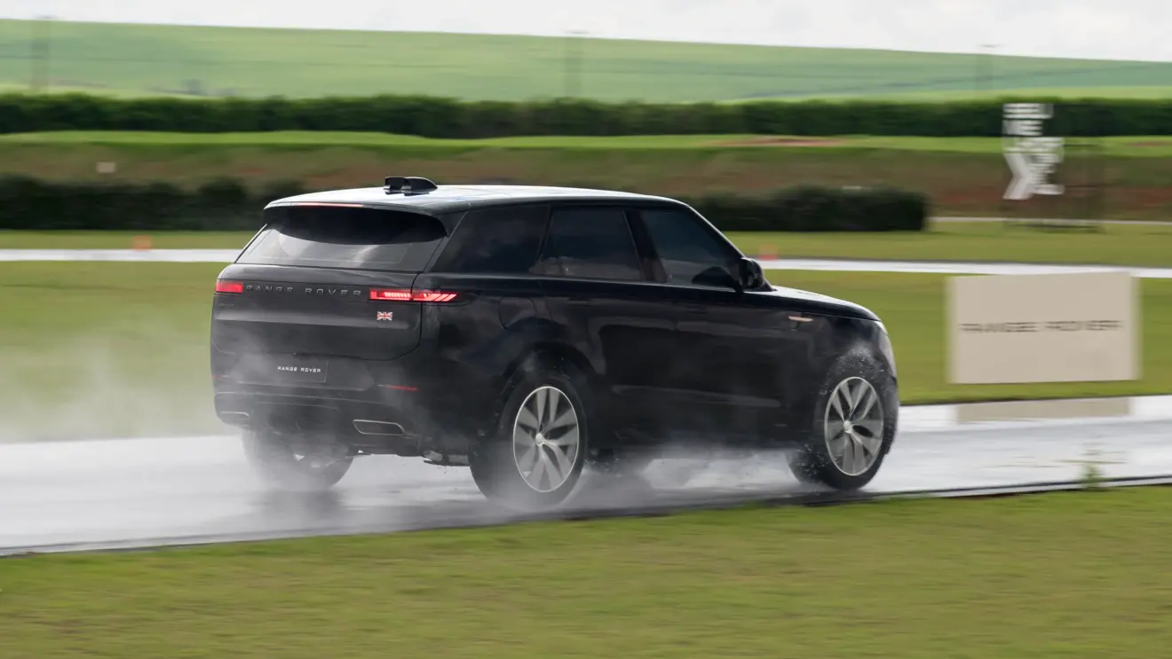 Range Rover Sport Dynamic preto em movimento na pista
