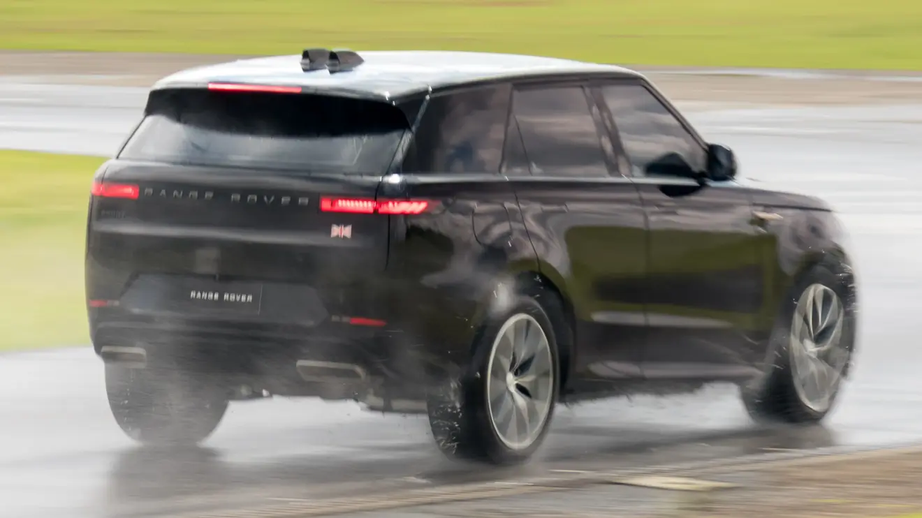 Range Rover Sport Dynamic preto em movimento na pista