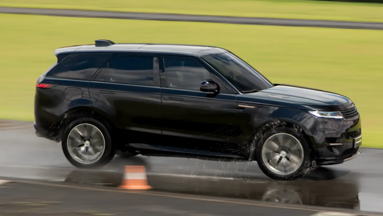 Range Rover Sport Dynamic preto em movimento na pista