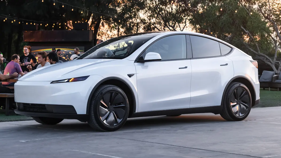 Assistentes de direção: Tesla Model Y Standard branco de dianteira