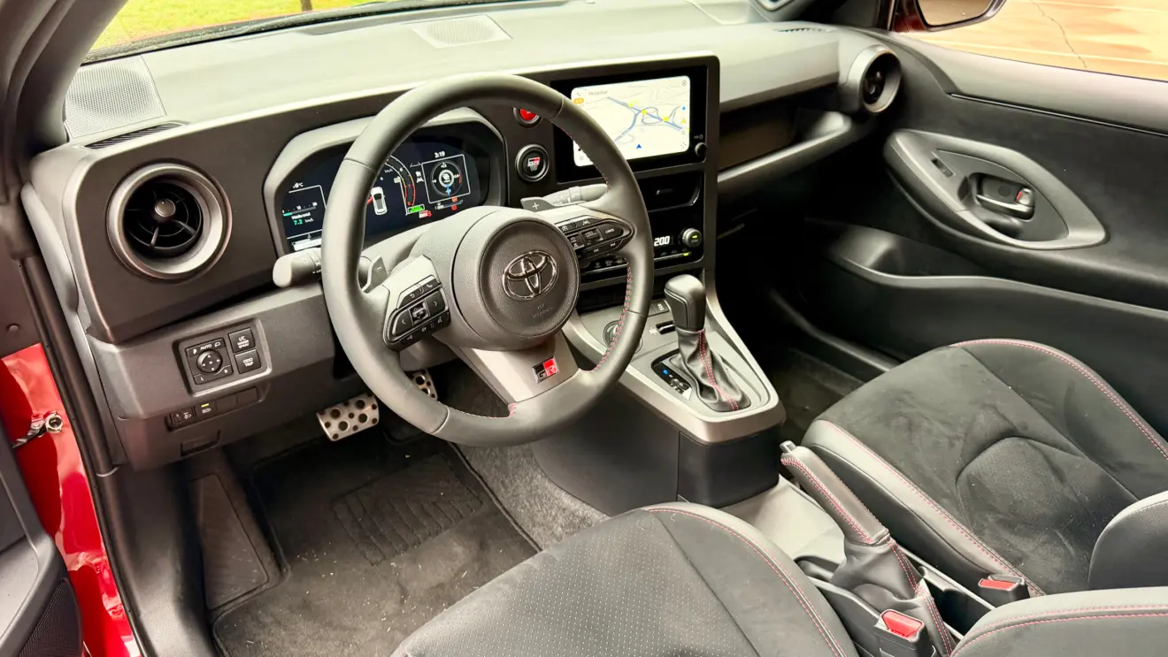 cabine Toyota GR Yaris AT [Auto+ / João Brigato]
